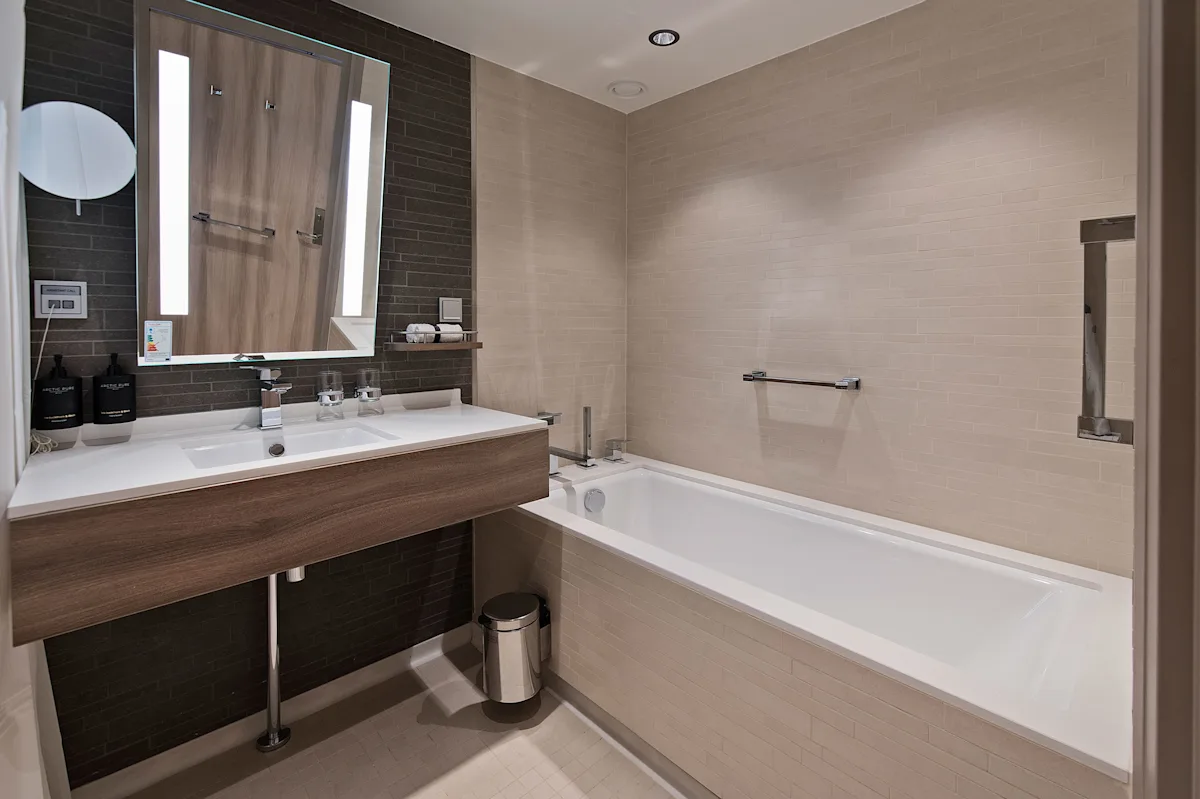 md-bathroom2-expedition-suite-ms-roald-amundsen