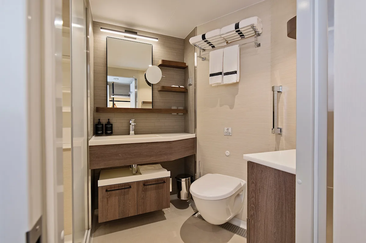 me-bathroom-expedition-suite-ms-roald-amundsen