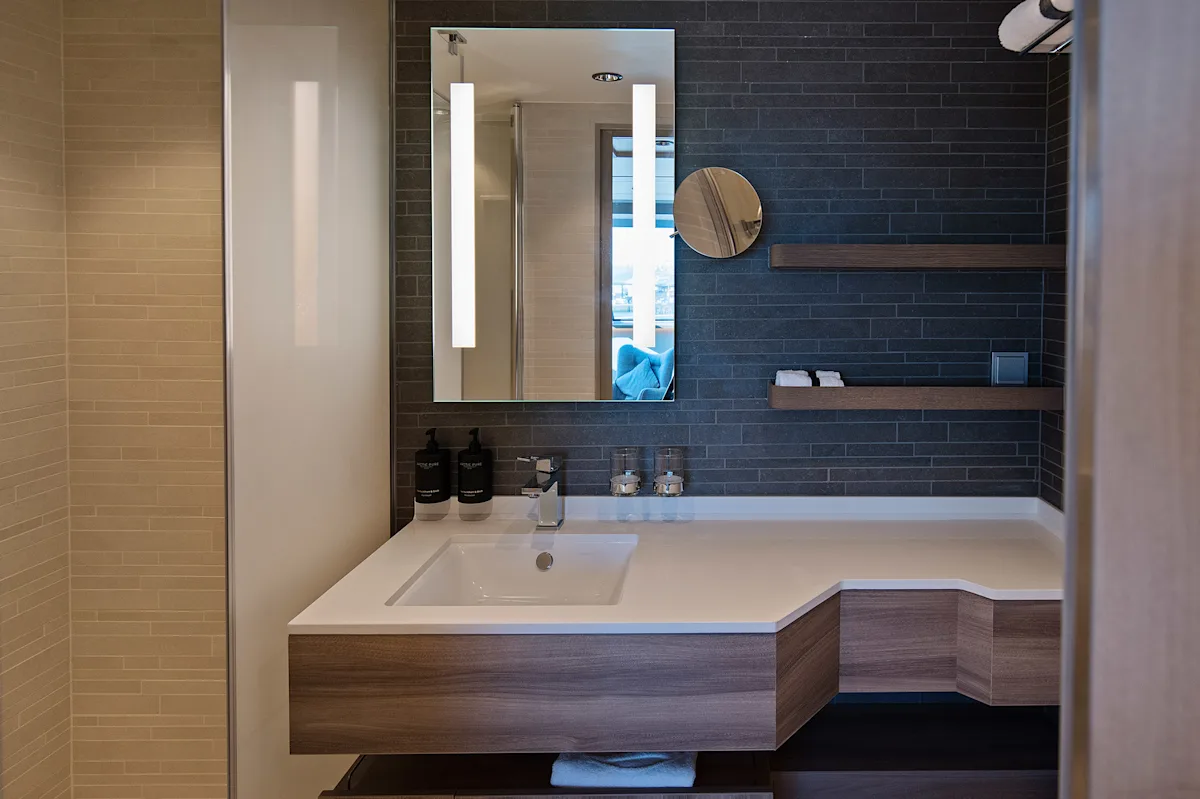 mf-bathroom2-expedition-suite-ms-roald-amundsen-5