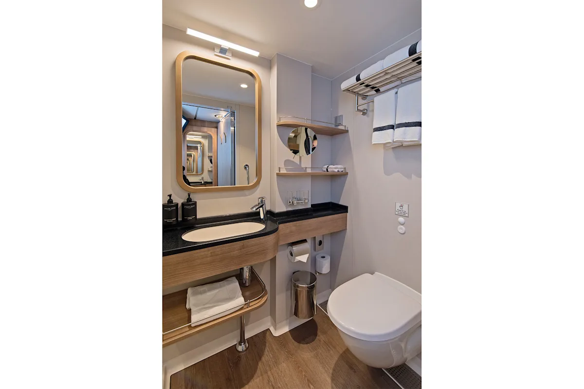 rr-bathroom2-polar-outside-ms-roald-amundsen