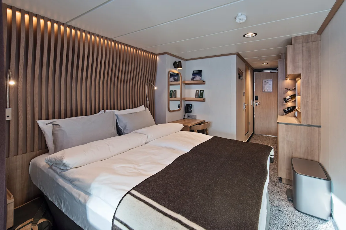 rr-polar-outside-ms-roald-amundsen