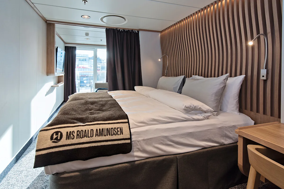 rr-sofa-polar-outside-ms-roald-amundsen