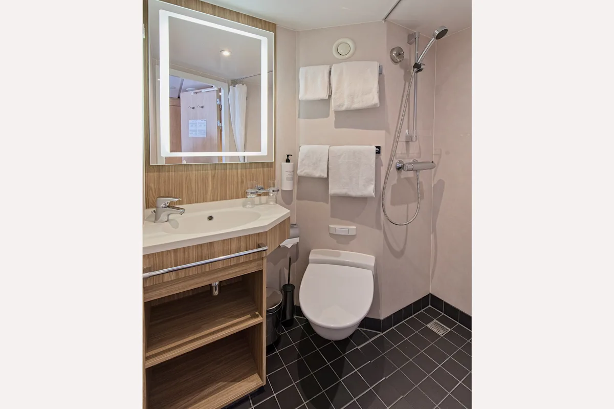 spitsbergen-all-cabins-toilet_new