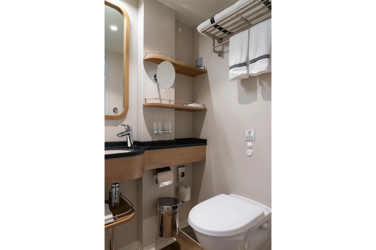 xt-artic-superior-ms-roald-amundsen-bathroom